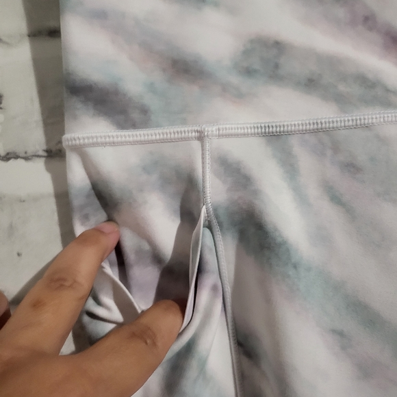 EUC Athleta Salutation Stash Pocket II 7/8 Tight White Marble size L - Picture 6 of 10